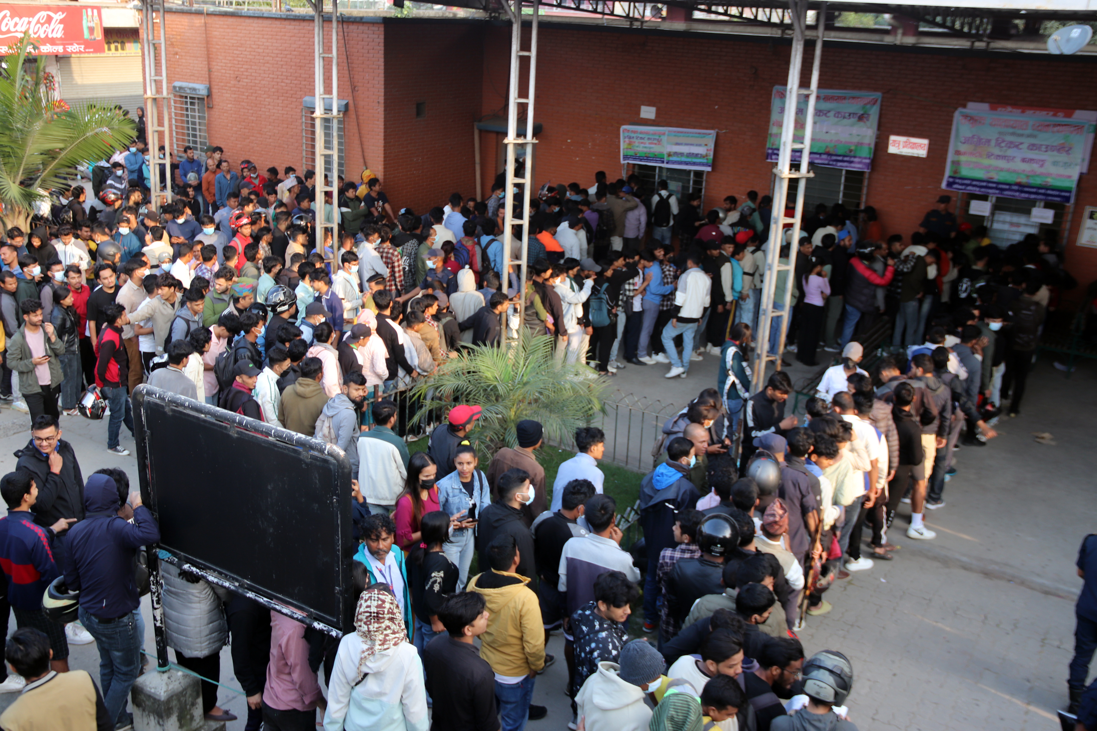 अग्रिम टिकट बुकिङका लागि बसपार्कमा भीड, चालक भन्छन्– खराब बाटाेले दु:ख दिन्छ